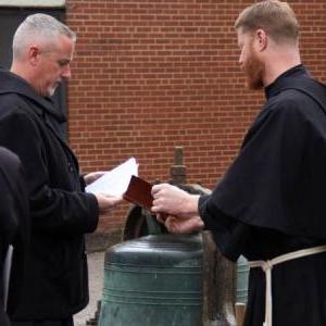 Fr. Matthew and Fr. 玛拉基准备敲钟仪式